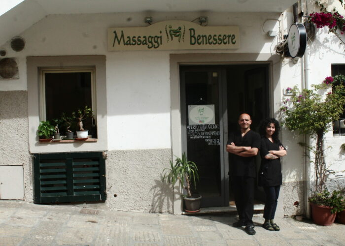 Francesca e Francesco all'esterno dello studio massaggi Portoazzurro Elba
